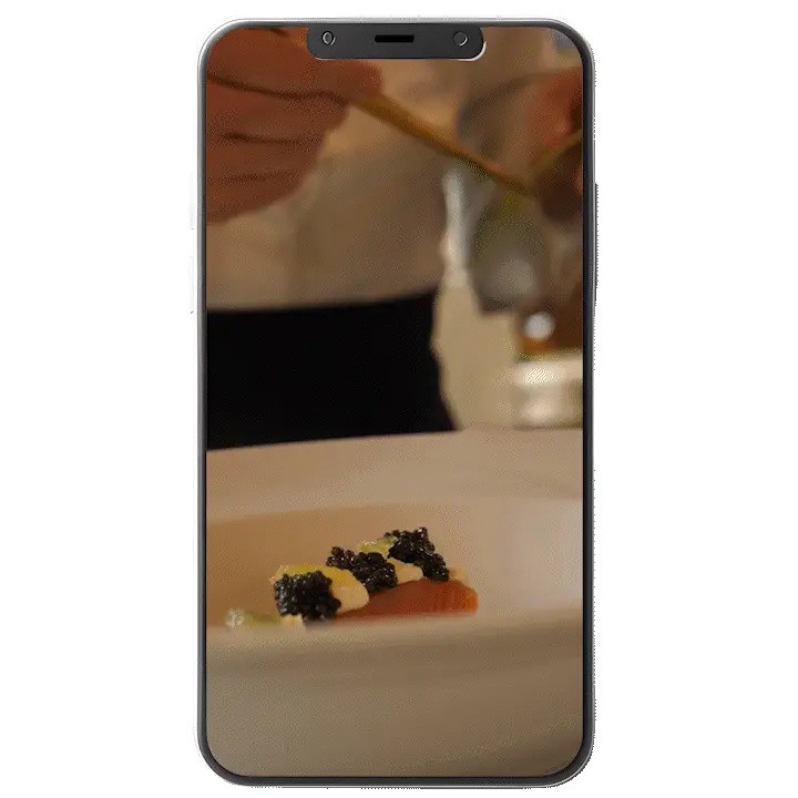 Chef Zeffirino mentre rifinisce un piatto gourmet con crema, in formato reel verticale